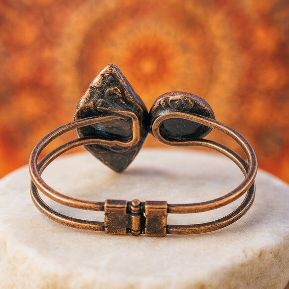 🆕️Vintage-Inspired Boho-Chic Labradorite Antique Bronze Copper Cuff Bracelet 🌿 - Picture 8 of 10